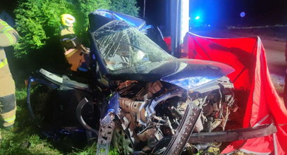 Tragedia 18-latka pod Tarnowem. Opel owinął się wokół słupa. Policja zamieściła apel