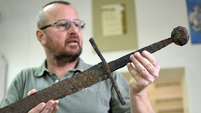 Munkások találták meg a középkori kardot
