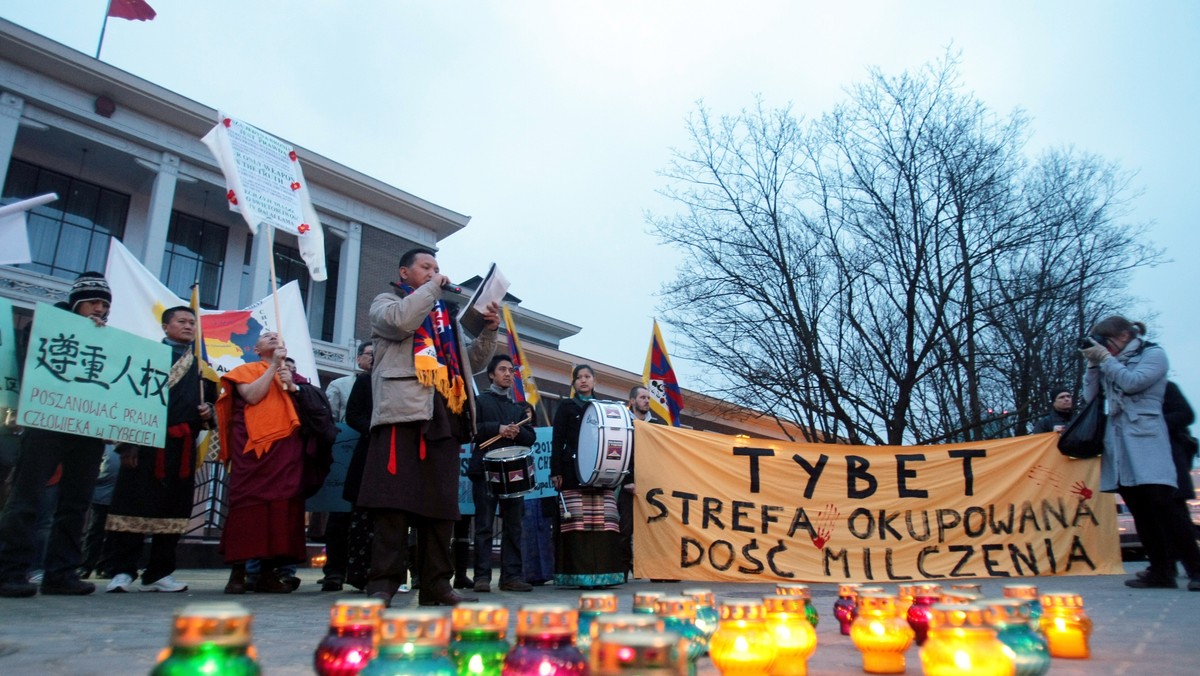 Kilkadziesiąt osób uczestniczyło w czwartek w demonstracji przed ambasadą Chin w 52. rocznicę powstania Tybetańczyków przeciw chińskiej armii. Odśpiewano hymn tybetański i zapalono znicze.