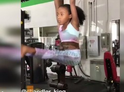 Ta 10-latka może zawstydzić niejednego dorosłego. Ma żelazne mięśnie i ćwiczy jak zawodowy sportowiec. WIDEO