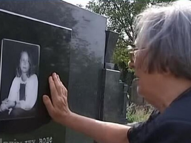 Majka Sonje Savić pored groba svoje ćerke
