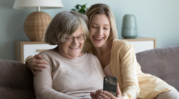 A kijelző mérete, a mikrofon, a hangszóró és a töltöttség is fontos, amikor idős embernek választunk telefont Fotó: Shutterstock