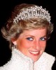 Ez a gyönyörű Lover's Knot Tiara 1-2 millió dollárt ér. Eredetileg Mária királynőé volt ez a darab, majd ő maga Diana hercegnének ajándékozta. Utóbbi halála óta néhány alkalommal Katalin hercegné fején láthattuk. 