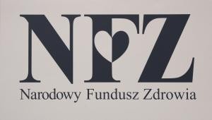 <strong>  Obietnica: Stworzenie konkurencji dla NFZ</strong> <br><br>

Decentralizacja NFZ miała być faktem 1 stycznia 2013 roku. Centrala funduszu miała przestać istnieć, a osobowość prawną miały uzyskać jego oddziały wojewódzkie. W 2014 roku na rynku usług zdrowotnych mieli pojawić się inni płatnicy niż NFZ. Składka zdrowotna trafiałaby nie tylko do publicznego funduszu, ale także do prywatnych ubezpieczycieli. Ministerstwo Zdrowia przygotowało projekt założeń przewidujących decentralizację NFZ, ale bardzo szybko schowało go do szuflady. Projekt został skrytykowany przez partnerów społecznych podczas jego wstępnych konsultacji. Likwidacja centrali funduszu nie budziła emocji, za to za bardzo kontrowersyjne zostało uznane inne rozwiązanie, które znalazło się w założeniach do tej samej ustawy. Chodziło o pomysł stworzenia map potrzeb zdrowotnych przez wojewodów. Placówki medyczne, które nie zostałyby w nich uwzględnione, straciłyby kontrakt. Zarówno pracodawcy, jak samorządy krytykowały ministra zdrowia za to, że pozbawił stronę społeczną wpływu na tak ważne decyzje dotyczące przyszłości szpitali. Resort zdrowia zapewnia, ze z reformy się nie wycofał. Urzędnicy ministerialni cały czas poprawiają projekt. Ma być gotowy na początku przyszłego roku. Oznacza to, że reforma NFZ wejdzie w życie najwcześniej za rok.