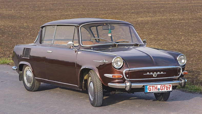 Wersja De Luxe była oferowana 
z silnikiem 1100 od 1968 roku. 
W tej postaci występowała także 4-drzwiowa 
odmiana. Wlew paliwa sprytnie ukryto pod logo na przednim błotniku.