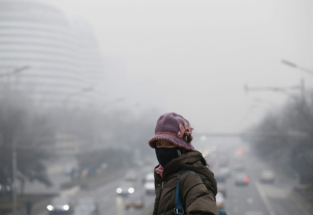 Władze Pekinu ogłosiły już najwyższy stopień alertu przed zanieczyszczeniem, a to oznacza m.in. zakaz prowadzenia zajęć na świeżym powietrzu w szkołach. Fot. EPA/ROLEX DELA PENA Dostawca: PAP/EPA.