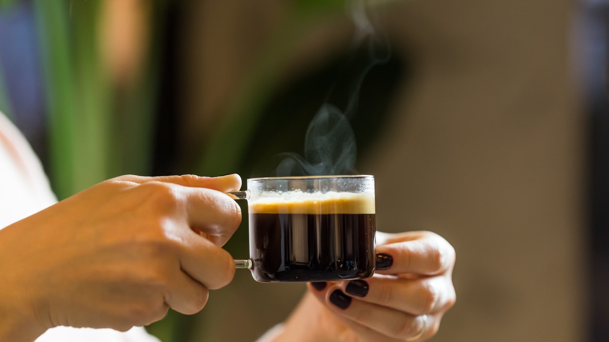 Odhaľte tajomstvo výroby bezkofeínovej kávy.