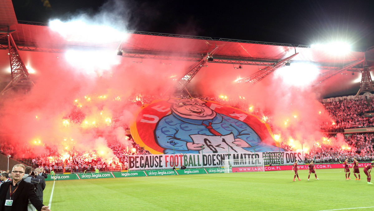 Legia Warszawa została ukarana przez UEFA za wybryki kibiców podczas rewanżowego meczu IV rundy eliminacji Ligi Europy. Wszystko przez obraźliwą flagę i race odpalone w czasie spotkania.