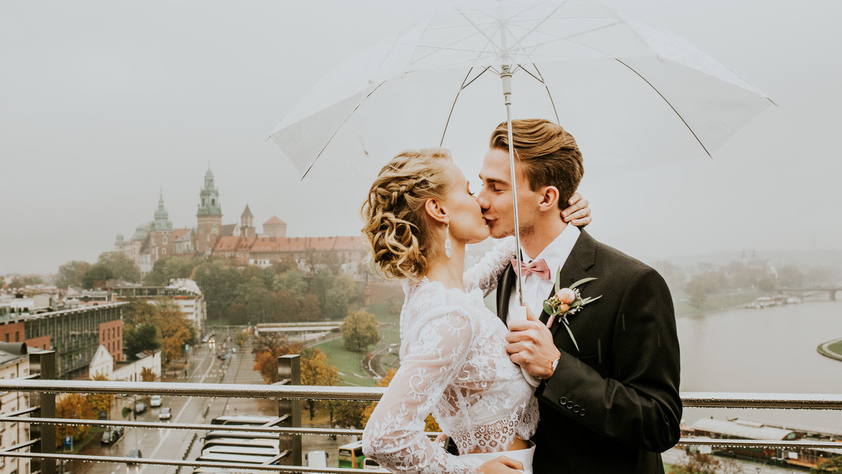 Gdybyśmy poprosiły was, abyście w tej chwili wymienili 3 największe obawy co do dnia waszego ślubu i wesela, jesteśmy przekonane, że jedną z nich byłaby deszczowa pogoda, szczególnie w przypadku, jeśli zdecydowaliście się na plenerowy ślub lub wesele. Biorąc pod uwagę charakterystykę naszego klimatu, jest bardzo prawdopodobne, że część z Was spotka ta przykra niespodzianka w postaci deszczu w dniu ślubu, jednak uwierzcie nam -po lekturze tego tekstu nie będziecie się tym dłużej przejmować.