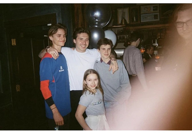 Bruklin Bekam sa sestrom i braćom