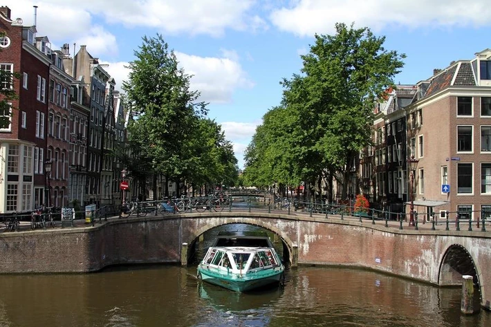 13. Amsterdam - 8 mln osób 