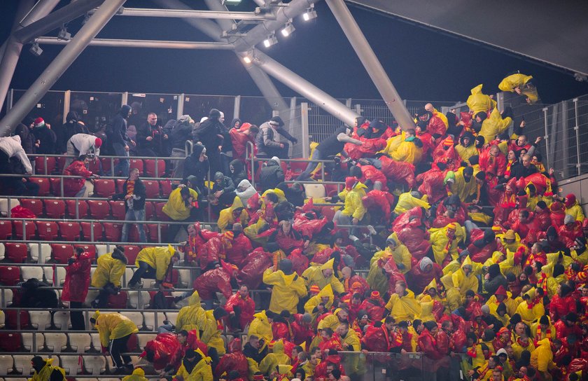 Kibole przerwali mecz Legii z Jagiellonią