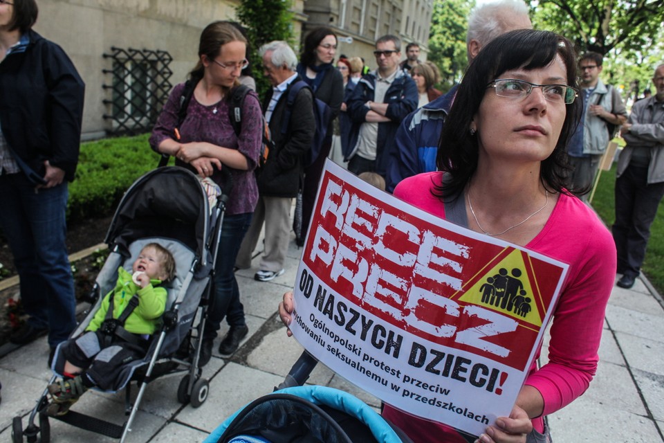 Protest przed MEN. "Ręce precz od naszych dzieci"