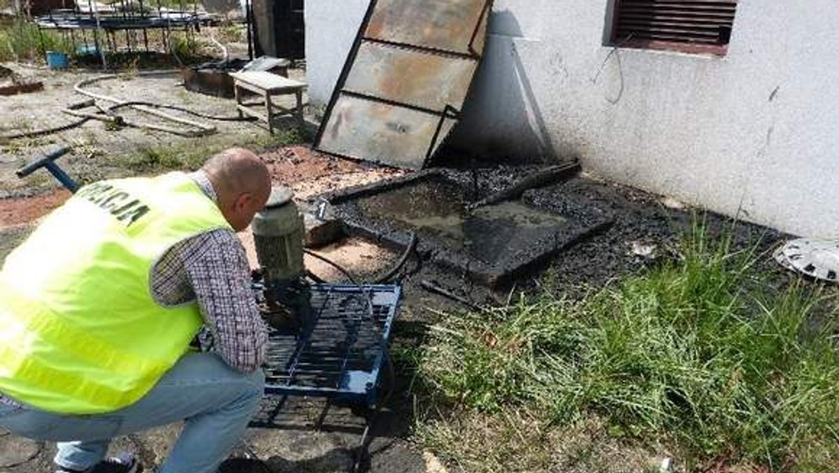 W Suchedniowie do miejskiej kanalizacji dostały się ropopochodne substancje. Sprawę badają policja i inspektorzy ochrony środowiska. Zdaniem kierownika oczyszczalni scieków zanieczyszczenie kultur bakterii może być fatalne w skutkach.