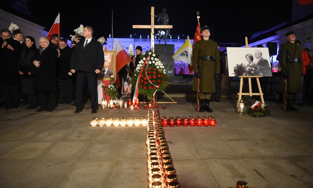 Miesięcznica Smoleńska przed pałacem prezydenckim