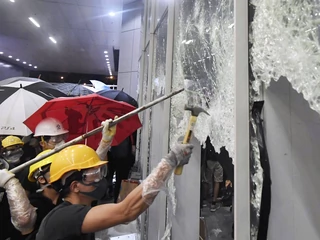 Protestujący rozbijają szybę, by dostać się do siedziby parlamentu. Hongkong, 2 lipca 2019 r.