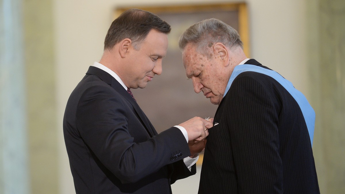 Profesor Ryszard Jerzy Gryglewski, specjalista w dziedzinie farmakologii, został uhonorowany przez prezydenta Orderem Orła Białego. Andrzej Duda mówił, że odznaczył wybitnego przedstawiciela nie tylko polskiej, ale i światowej nauki. Podkreślił, że profesor przyczynił się do ogromnego postępu, jeśli chodzi o rozwój farmakologii w dziedzinie leczenia chorób układu krążenia, układu nerwowego i hormonalnego.