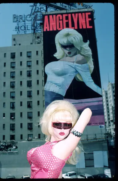 Angelyne pozuje przy swoim billboardzie w Los Angeles, 1987 r. / John Barr, Getty Images