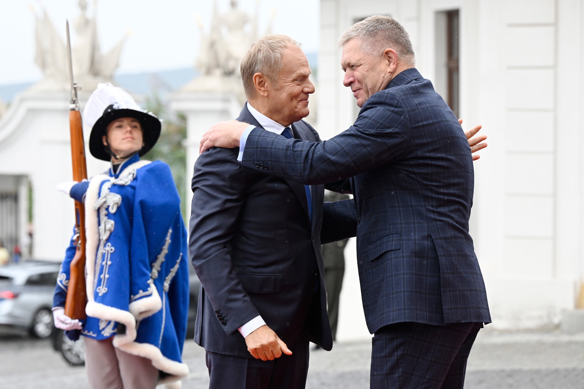 Donald Tusk (Poľsko) a Robert Fico (Slovensko) počas privítania pred ich rokovaním v rámci formátu V4.