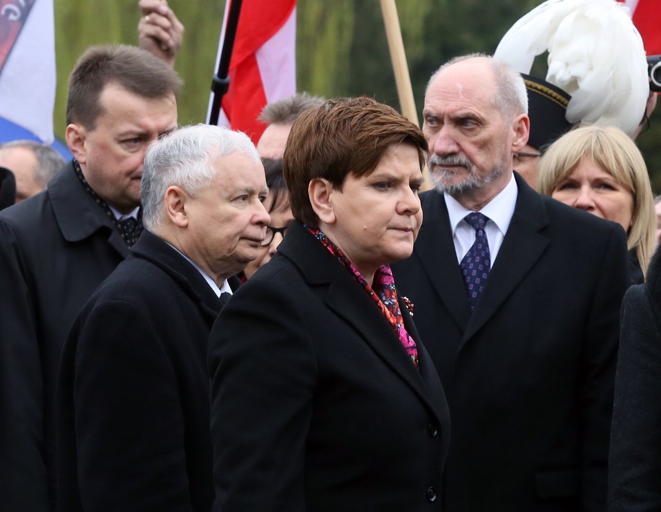 Prezes PiS Jarosław Kaczyński, premier Beata Szydło, minister obrony narodowej Antoni Macierewicz i minister spraw wewnętrznych i administracji Mariusz Błaszczak, podczas uroczystości przed pomnikiem ofiar na Cmentarzu Wojskowym na warszawskich Powązkach