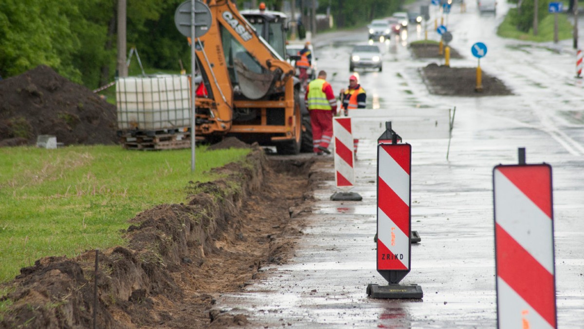 Jedna z głównych arterii warszawskiej Białołęki zyska nową nawierzchnię. W środę rusza frezowanie ulicy Marywilskiej. Potrwa do końca długiego weekendu. W tym czasie wprowadzonych zostanie sporo zmian w ruchu. Tymczasem Zarząd Dróg Miejskich wytypował kolejne odcinki do naprawy. Wiemy, gdzie odbędą się kolejne prace.