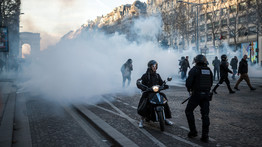 Ostrom Franciaországban: Párizsban könnygázzal oszlattak a rendőrök – fotók