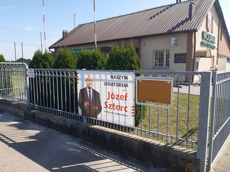 Plakat wyborczy przy stadionie LKS Wolania