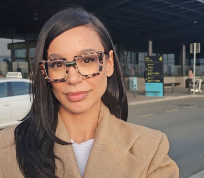 Edita Aradinović na aerodromu