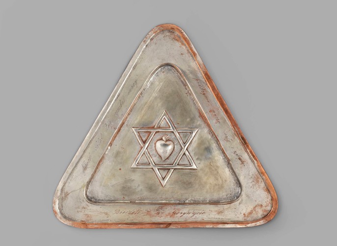 Taca na chleb z  Loży „Gorliwy Litwin” z miedzi srebrzonej, nr  inw. 208746 MNW