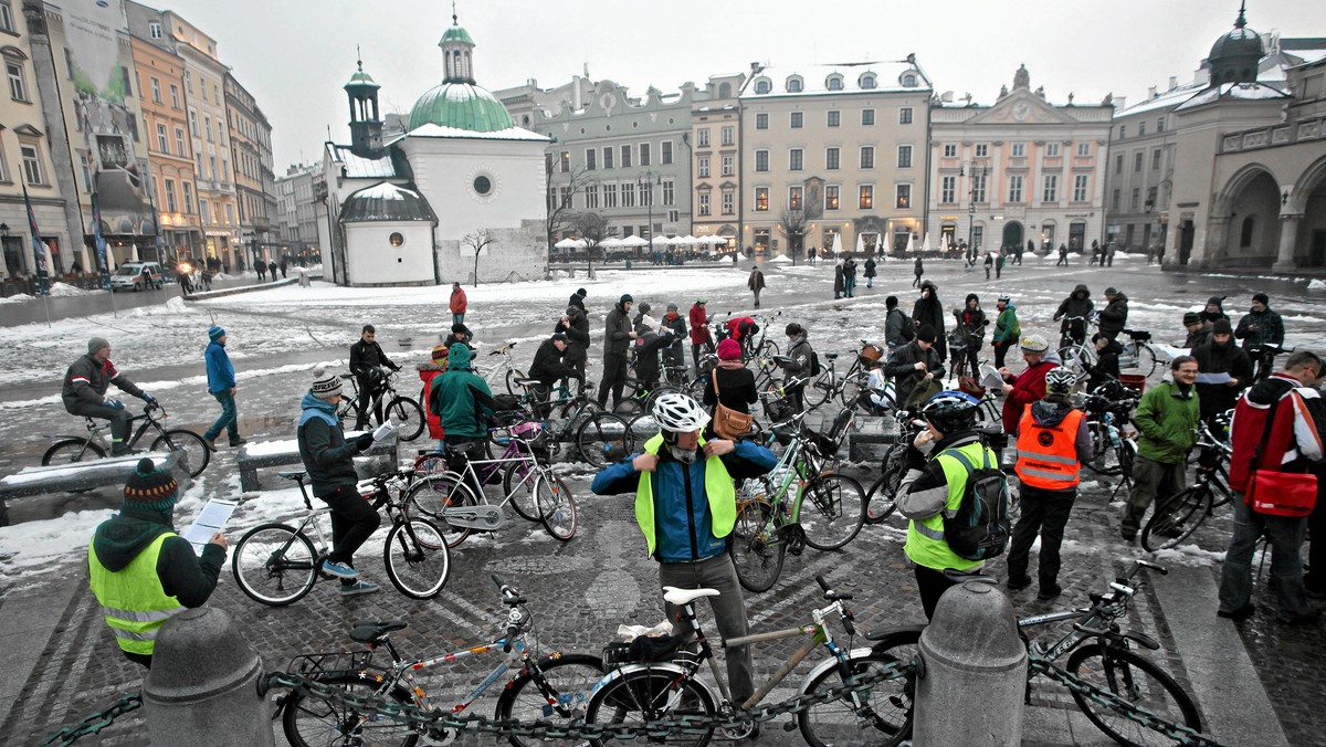 Brak dogodnych tras między poszczególnymi rejonami Krakowa, złe wjazdy i zjazdy z dróg dla cyklistów, niewystarczająca ilość stojaków - to główne problemy, jakie wskazali krakowscy rowerzyści biorący udział w badaniu "Czego pragną rowerzyści".