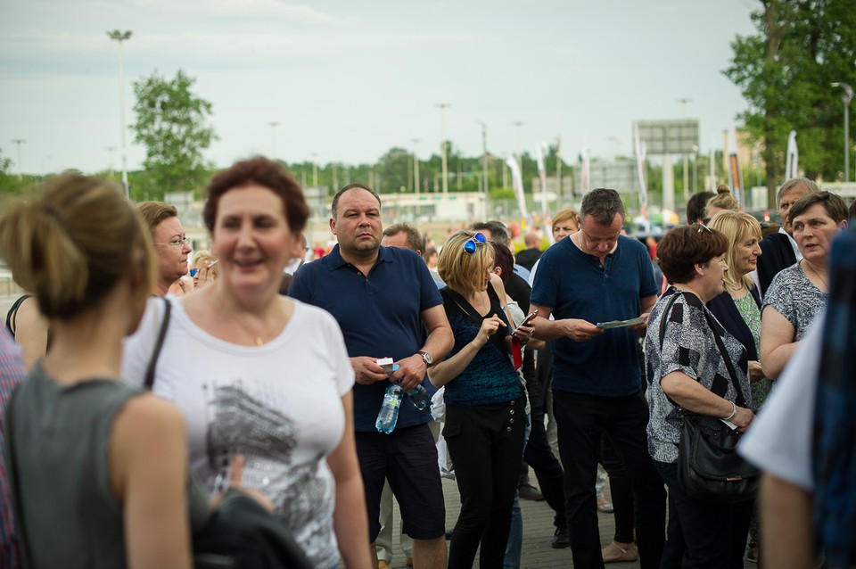 Publiczność na koncercie Roda Stewarta w Atlas Arenie w Łodzi