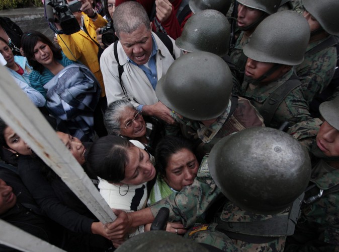 Krewni osób zatrzymanych w ramach represji po próbie puczu w Ekwadorze. Czekają na informacje o losie swoich bliskich