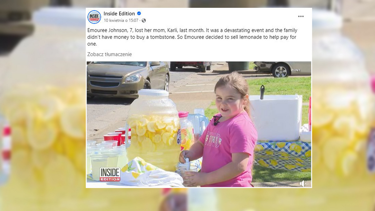 Mała dziewczynka sprzedaje na ulicy lemoniadę, aby uzbierać pieniądze na grób dla swojej mamy