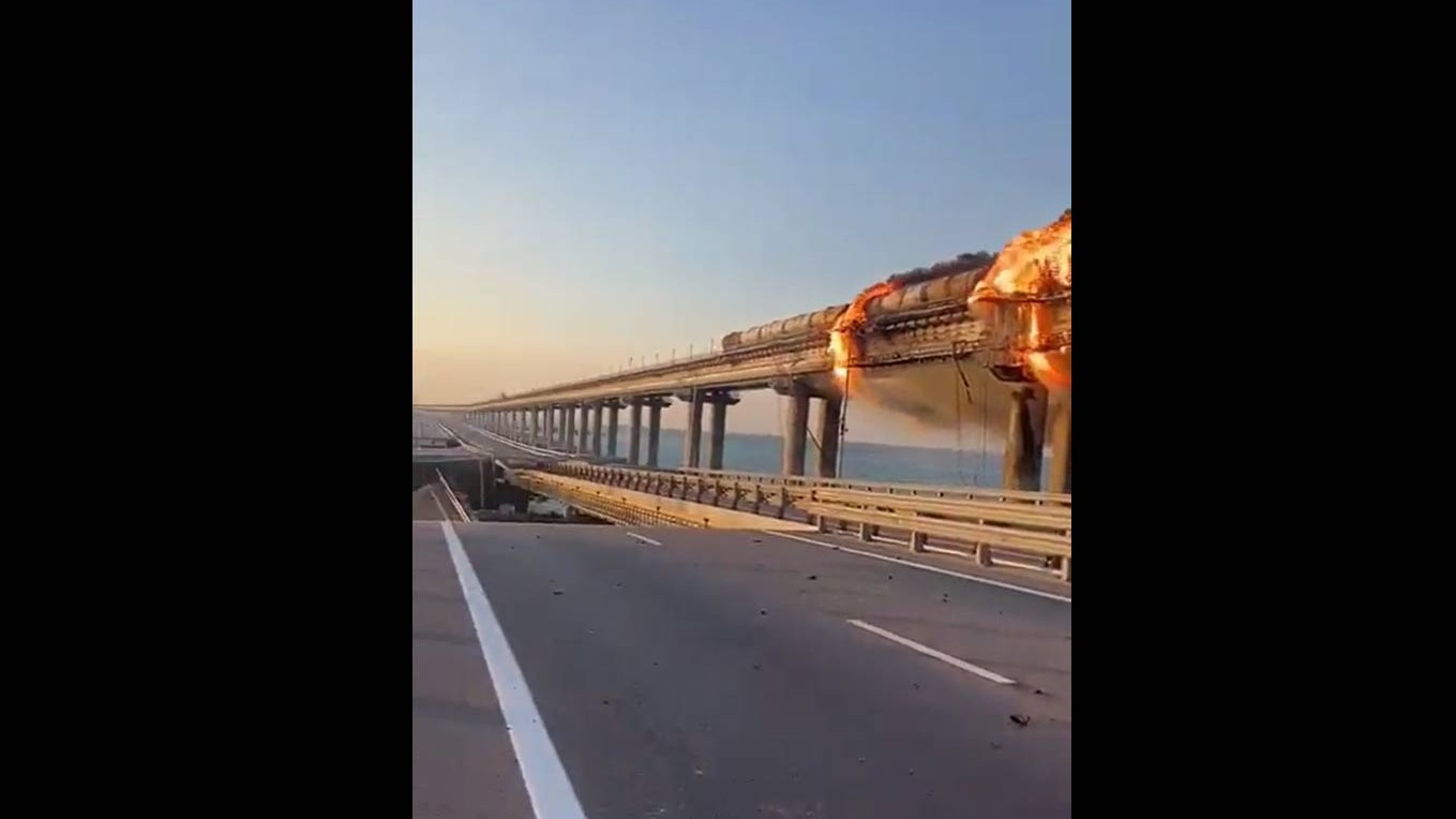 Чп на крымском мосту 17 июля 2023. Крымский мост пожар. Атаки на крымский мост 2023. 17 июля 2023 года крымский мост. События на крымском мосту последние.