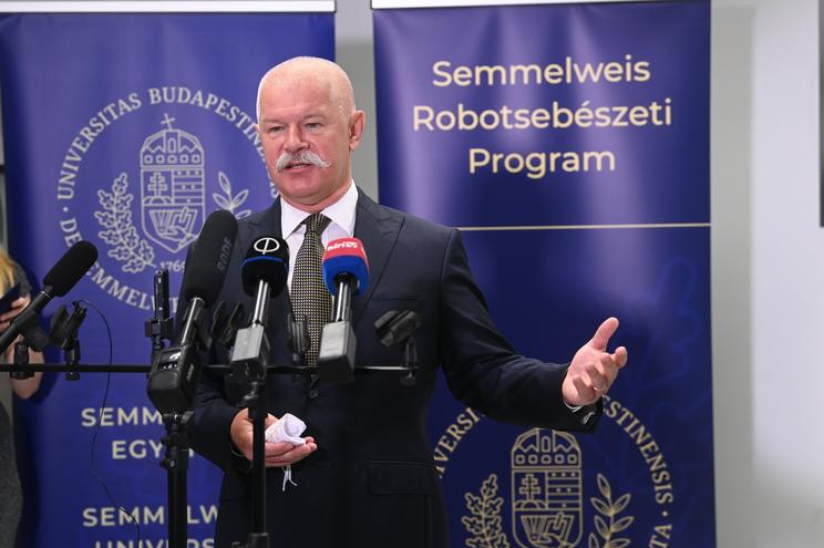 Minister of Culture and Innovation János Csák speaks at the handover of the fourth-generation Da Vinci Xi robotic surgery device in the Central Hospital Building of Semmelweis University on June 25, 2022 / Photo: MTI/Noémi Bruzák