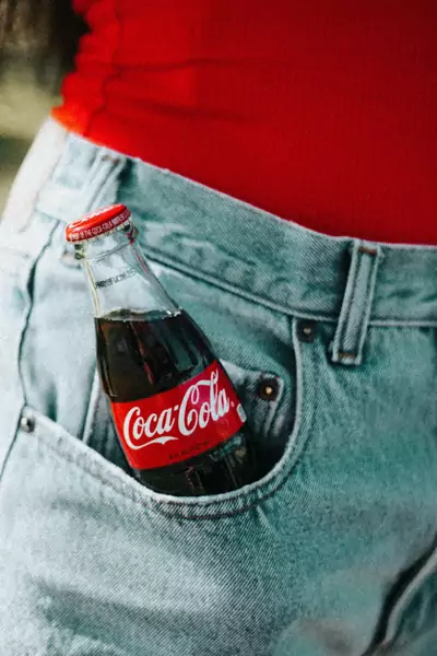 Jeansy Levi&#39;s powstały w podobnym okresie, co inny kultowy produkt kojarzony z USA — Coca Cola. Jej pierwotną recepturę datuje się na 1886 r. / Unsplash
