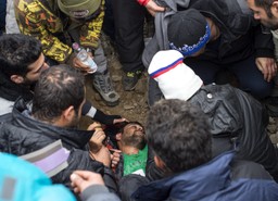 Imigranci zablokowali granicę Grecji z Macedonią