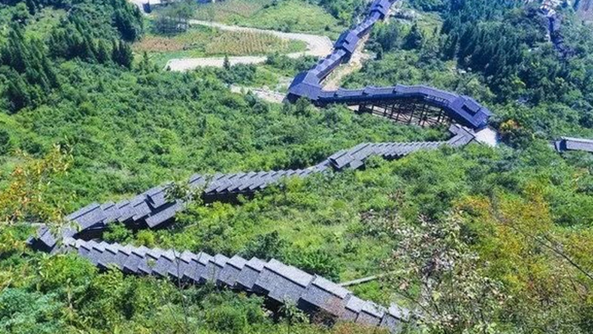 W ostatnim czasie w Państwie Środka udostępniono turystom wiele nietypowych atrakcji. Do najdłuższego szklanego mostu czy przerażającej drogi na klifie dołączyły właśnie najdłuższe ruchome schody widokowe na świecie. Mają one za zadanie dostarczyć turystów do platformy widokowej w Wielkim Kanionie Enshi (prowincja Hubei w środkowych Chinach).