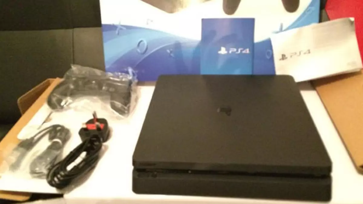 Sony PlayStation 4 Slim ujawnia oblicze na fotkach