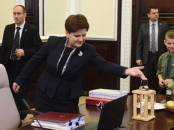 To nie powinno się rozchylać! Fikuśny żakiet nie posłużył Beacie Szydło