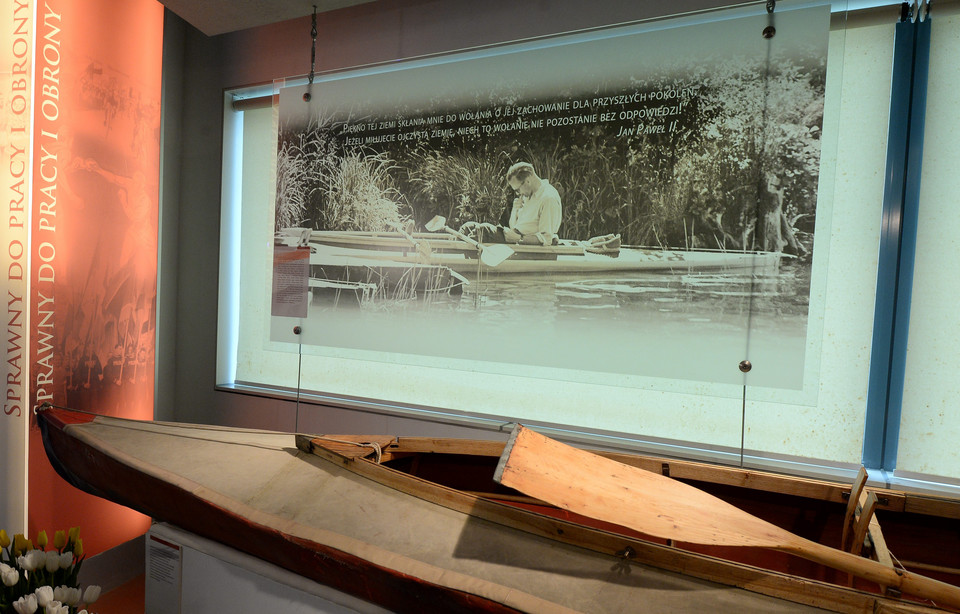 Kajak Wojtyły o nazwie "Tłusty Bąk" na ekspozycji w Muzeum Sportu i Turystyki w Warszawie. To kajak typu "Pelikan" o składanej konstrukcji drewniano-brezentowej