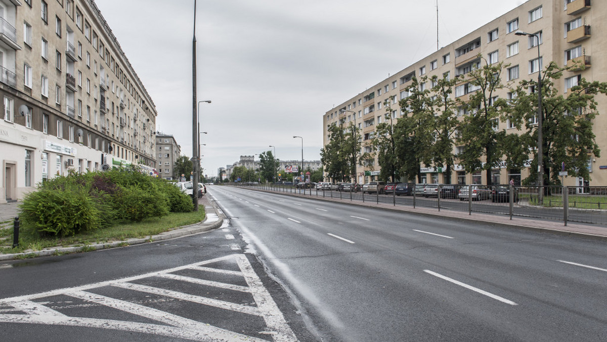 Kolejnych siedem warszawskich ulic zyska nową nawierzchnię. Zarząd Dróg Miejskich właśnie rozstrzygnął przetarg na wykonanie tych prac. Konieczność ich wyremontowania potwierdza analiza przeprowadzona przez Instytut Badawczy Dróg i Mostów, który zalecił też technologię, jaką należy przy tym zastosować. Sprawdź, które odcinki zostaną odnowione.