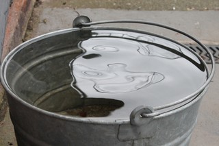 Najpierw lany poniedziałek, potem więzienie. Kiedy oblanie wodą może słono kosztować