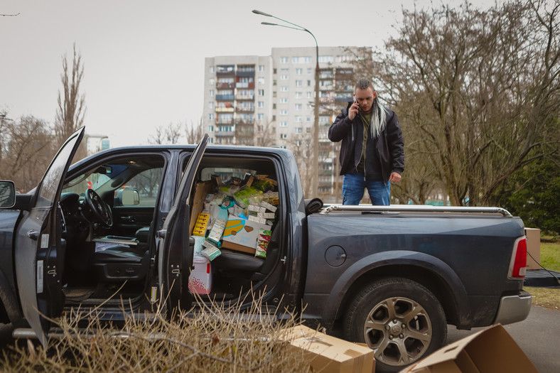 Wolontariusz przeładowuje pomoc humanitarną do magazynu FreeShop Partyzantka. Warszawa, 3 marca 2022 r