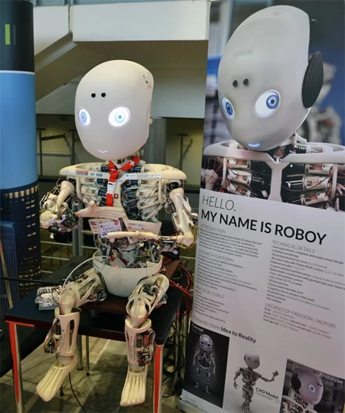 Witajcie, jestem Roboy. Antropormoficzny robot stworzony w 9 miesięcy jako projekt badawczy