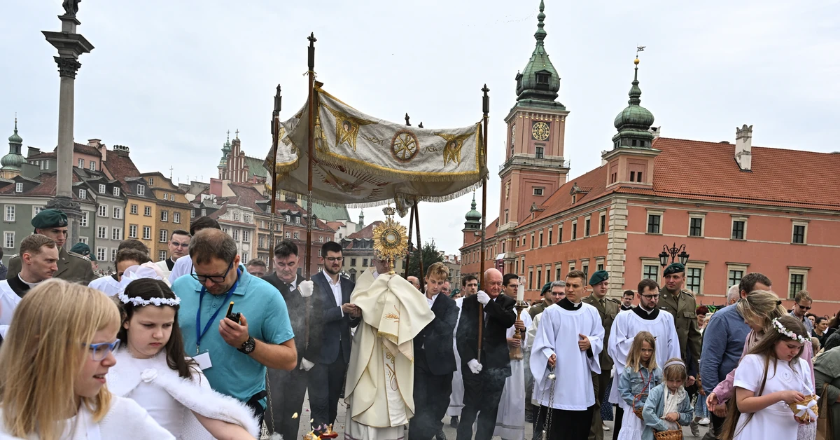 Boże Ciało - w całym kraju procesje. "Kościół żyje dzięki Eucharystii"