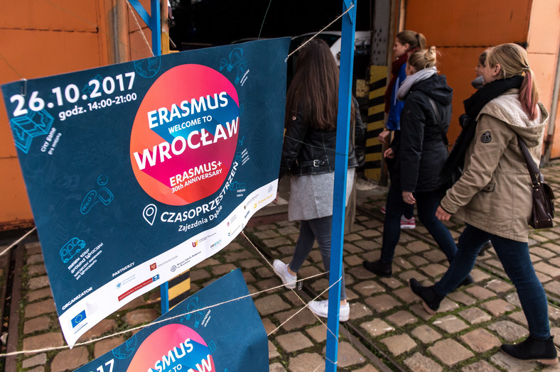 Uroczystości związane ze świętem programu Erasmus "Powitanie Erasmusów" we Wrocławiu w 2017 r.