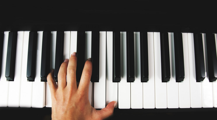 A zongoránál a felső szólam a hangsúlyosabb, így egy balkezes személynek a nem domináns kezével kell többet és fürgébben játszania, több gyakorlásra van szüksége, hogy a jobb keze felfejlődjön a bal keze szintjére