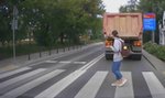 Zniecierpliwiony kierowca wyprzedzał auta w korku. Wjechał w pieszą na pasach [WIDEO]