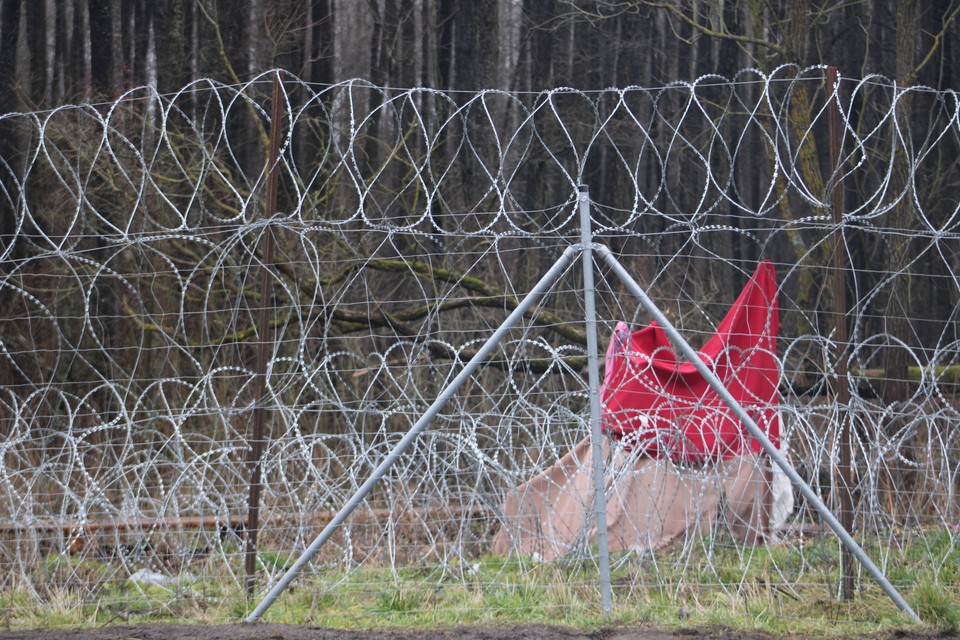 Prowizoryczna toaleta przy dawnym koczowisku uchodźców z Afganistanu, Usnarz Górny, strefa zamknięta, woj. podlaskie, 16.12.2021.